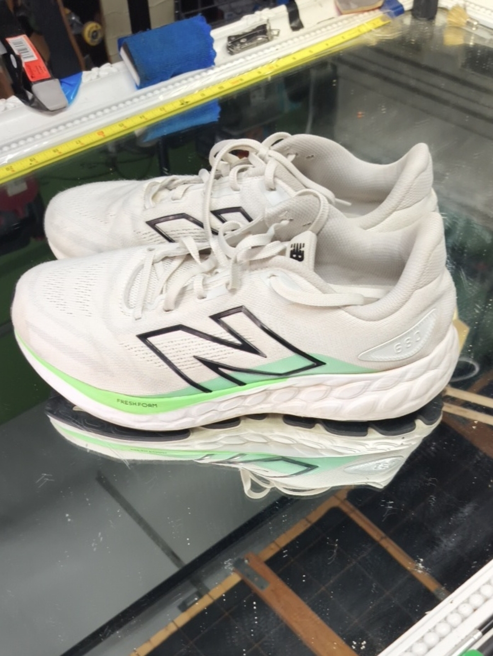 Mens 11 the New Balance Fresh Foam 680v8 sneakers, striking electric jade Accent